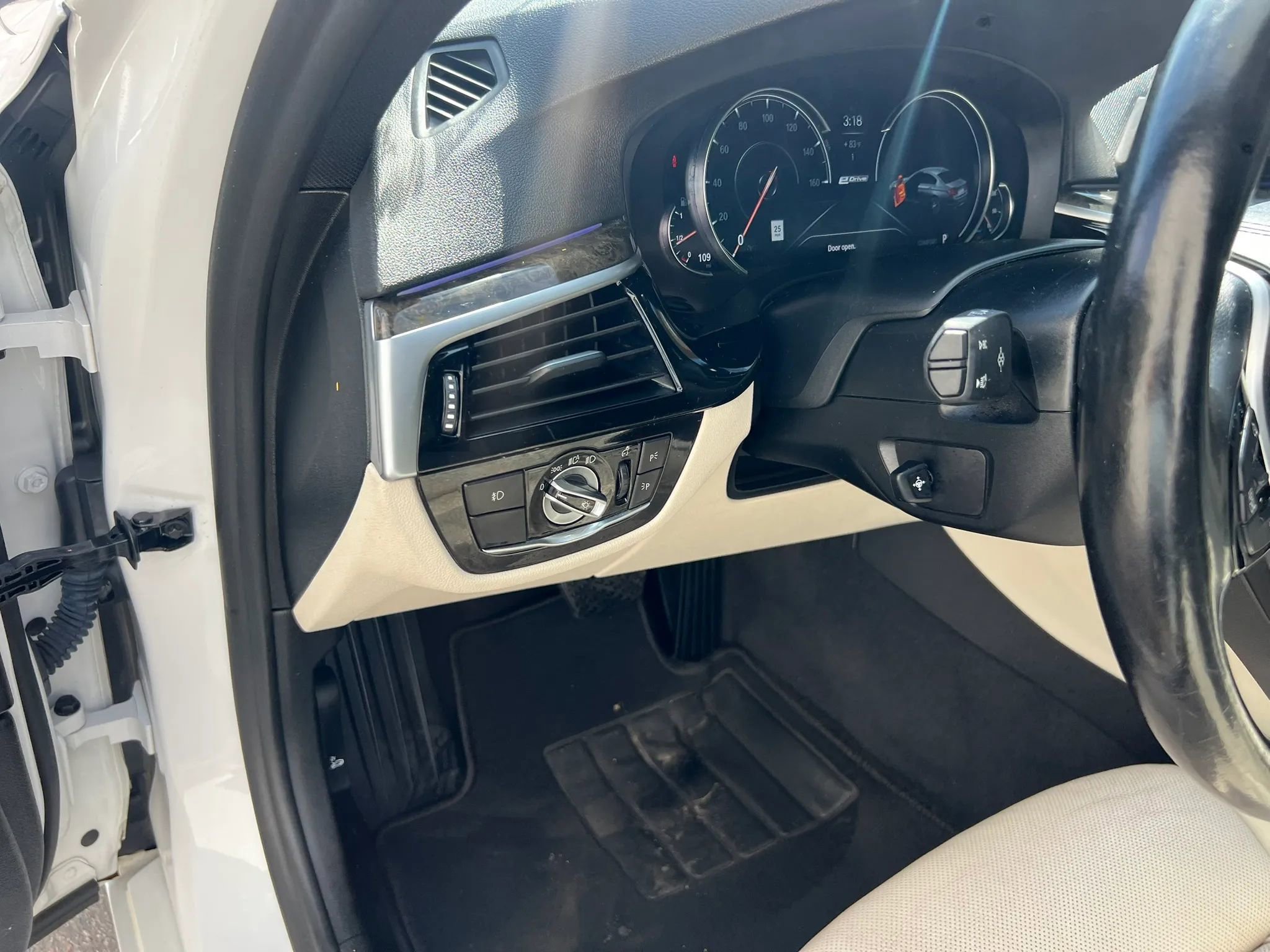 Used 2018 BMW 530e xDrive w/ Premium Package 2 AWD/4WD image 13