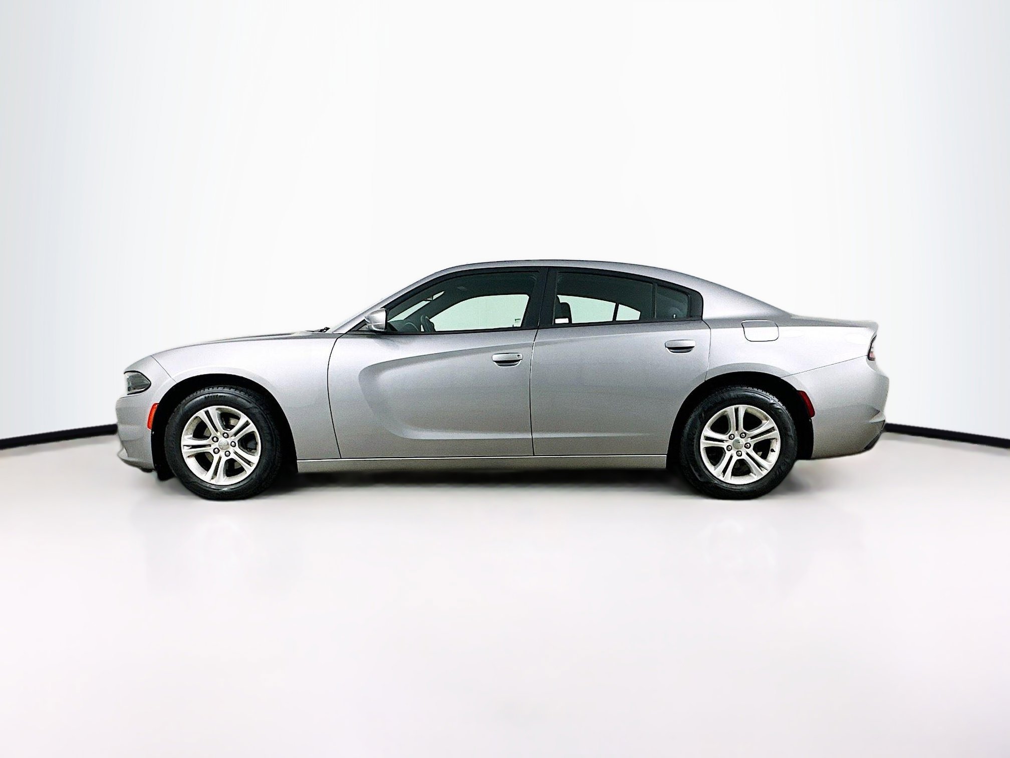 Used 2016 Dodge Charger SE w/ Popular Equipment Group RWD image 4