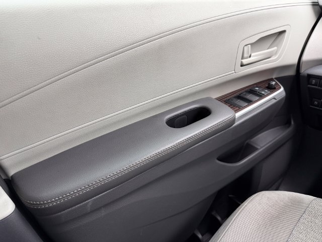 Certified 2022 Toyota Sienna LE FWD image 32