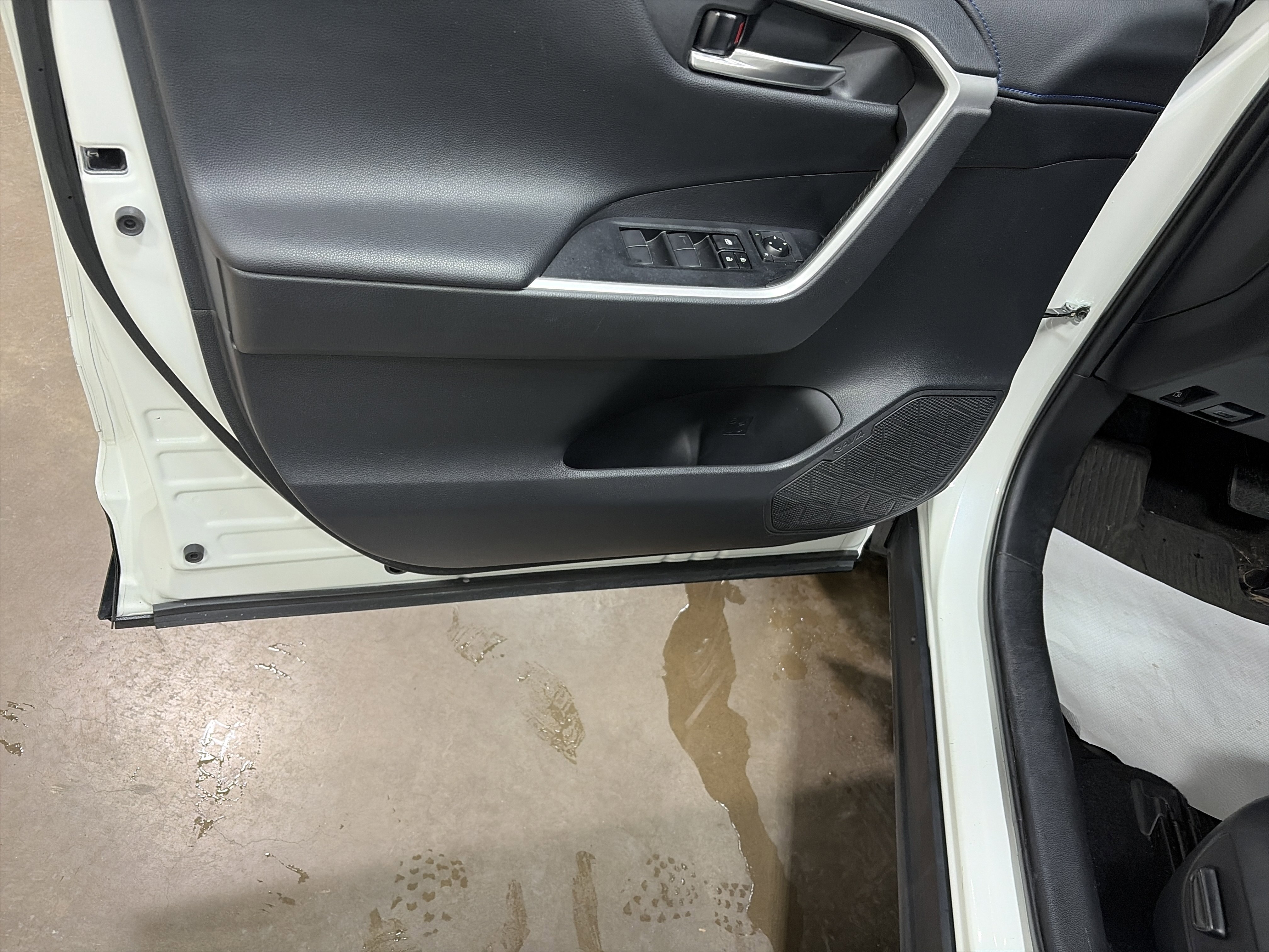 Used 2021 Toyota RAV4 XSE w/ XSE Grade Weather Package image 13