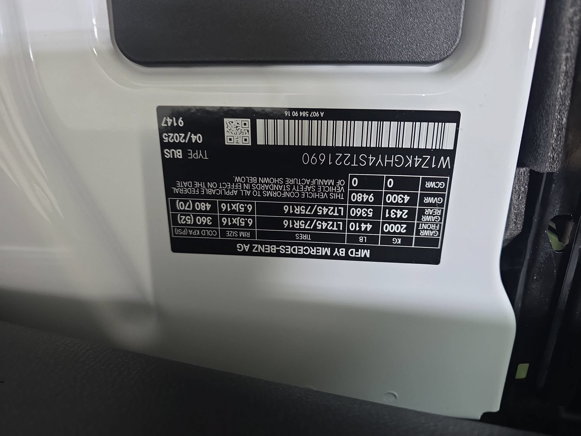 Used 2025 Mercedes-Benz Sprinter 2500 image 32