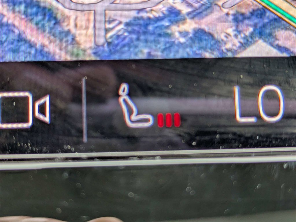 Used 2023 Volvo XC40 B5 Ultimate image 29