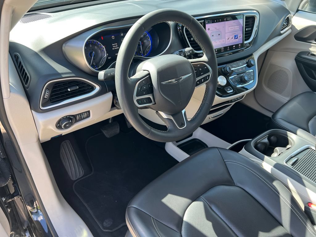 Used 2023 Chrysler Pacifica Touring-L FWD image 23