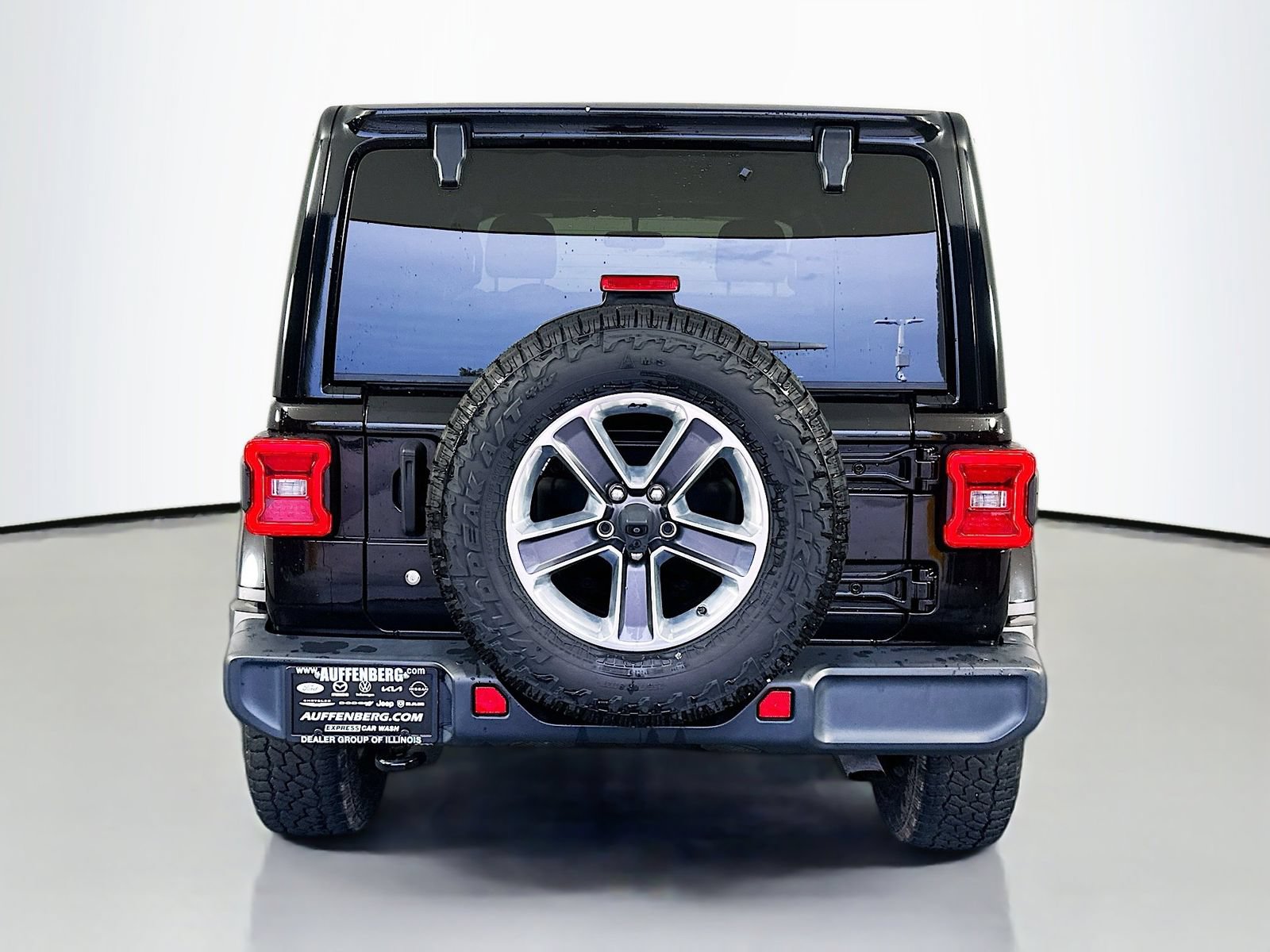 Used 2018 Jeep Wrangler Unlimited Sahara w/ Cold Weather Group AWD/4WD image 6