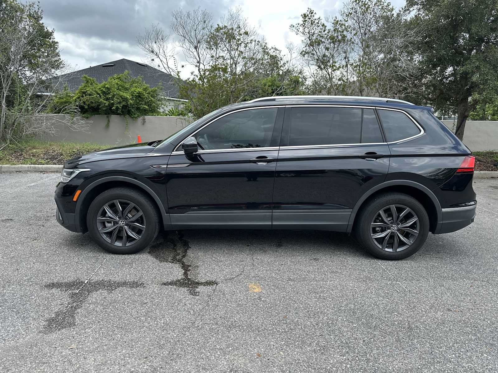 Used 2023 Volkswagen Tiguan SE FWD image 3