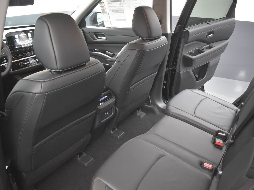 New 2025 Nissan Pathfinder SL image 14