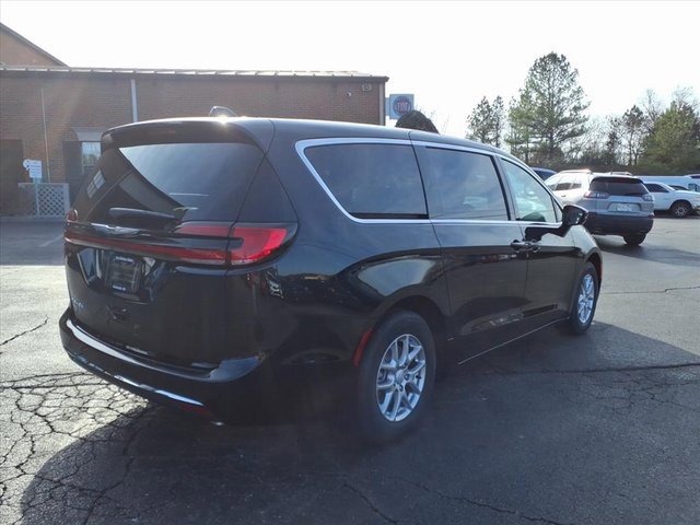 New 2026 Chrysler Pacifica Select image 3