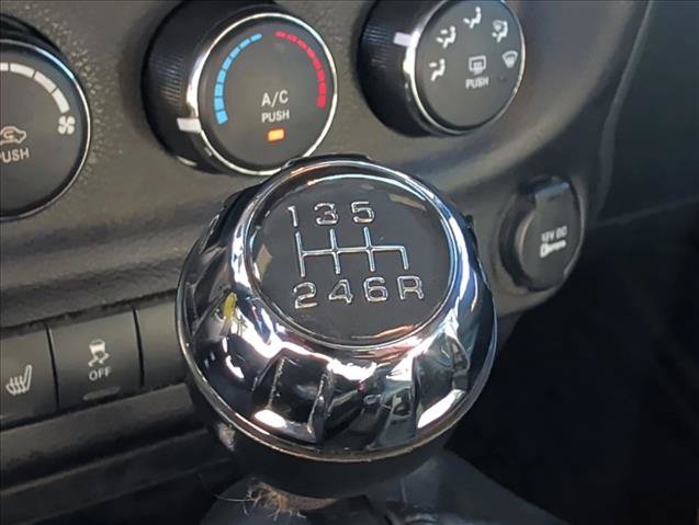 Used 2015 Jeep Wrangler Unlimited Rubicon AWD/4WD image 9