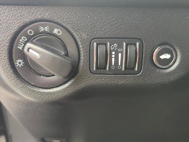 Used 2016 Dodge Challenger SXT RWD image 11