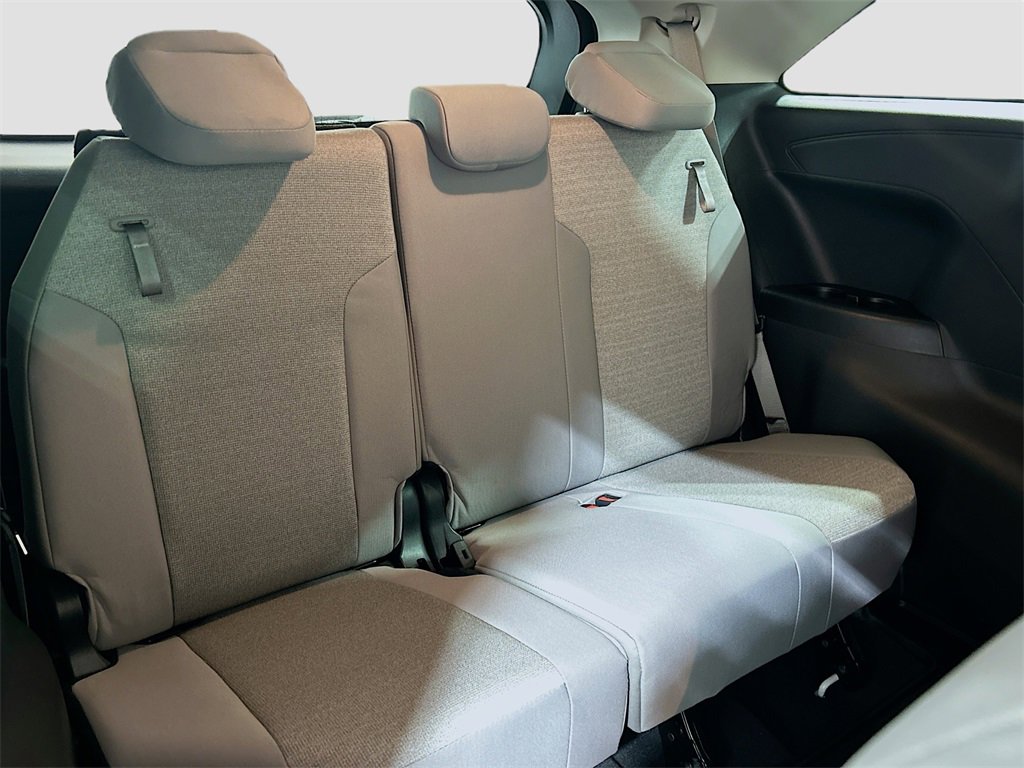 Used 2025 Toyota Sienna LE image 23