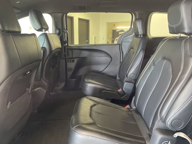 Used 2025 Chrysler Pacifica Select image 24