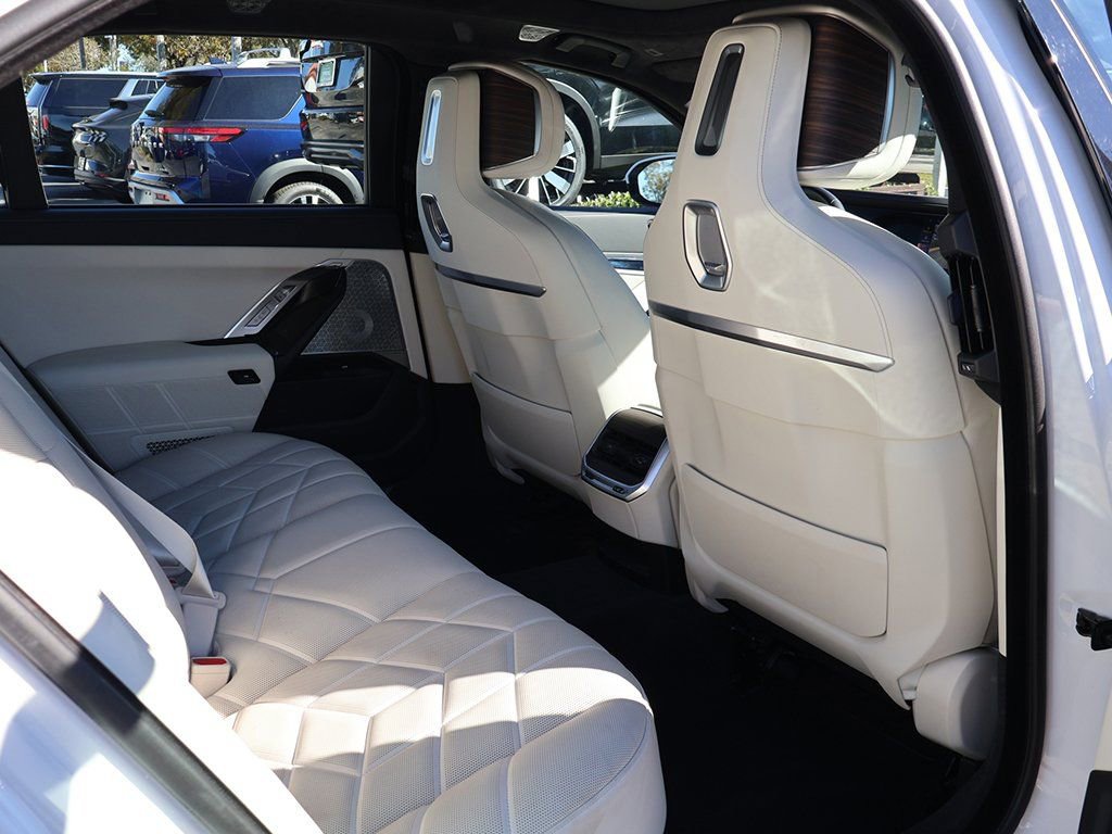 Used 2023 BMW 760i xDrive image 40