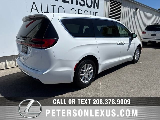 Used 2023 Chrysler Pacifica Touring-L FWD image 4