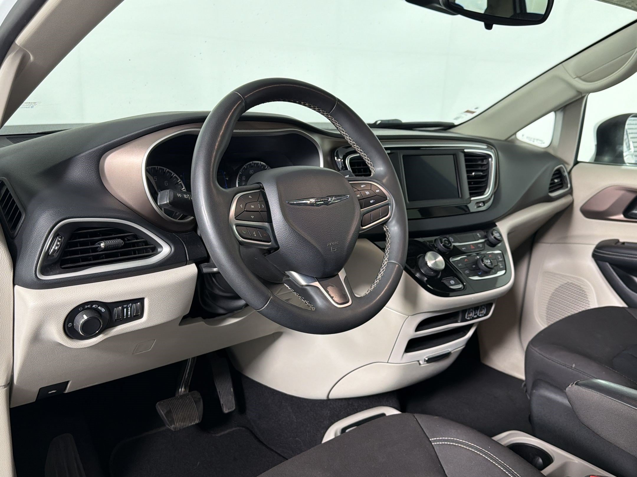 Used 2023 Chrysler Voyager LX FWD image 3