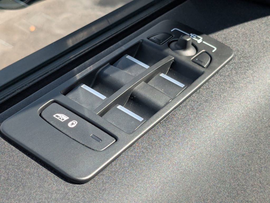 Used 2020 Land Rover Discovery Sport SE image 23