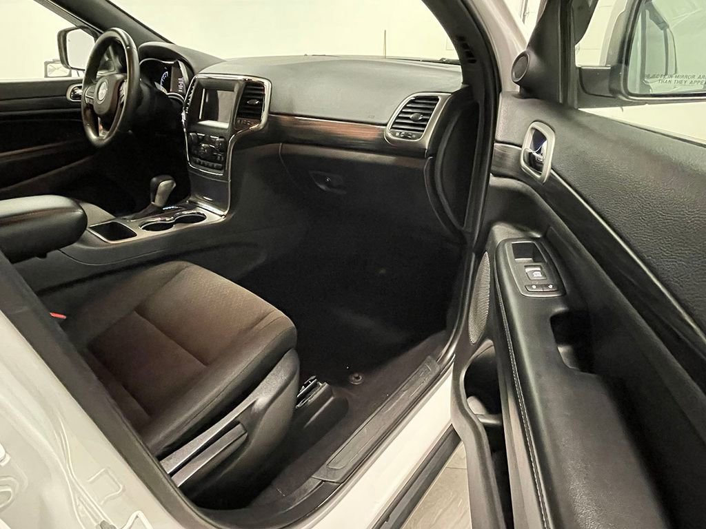 Used 2019 Jeep Grand Cherokee Laredo image 26