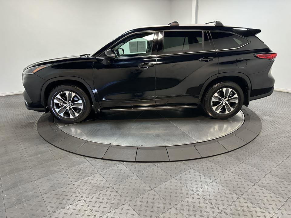 Certified 2022 Toyota Highlander XLE image 8