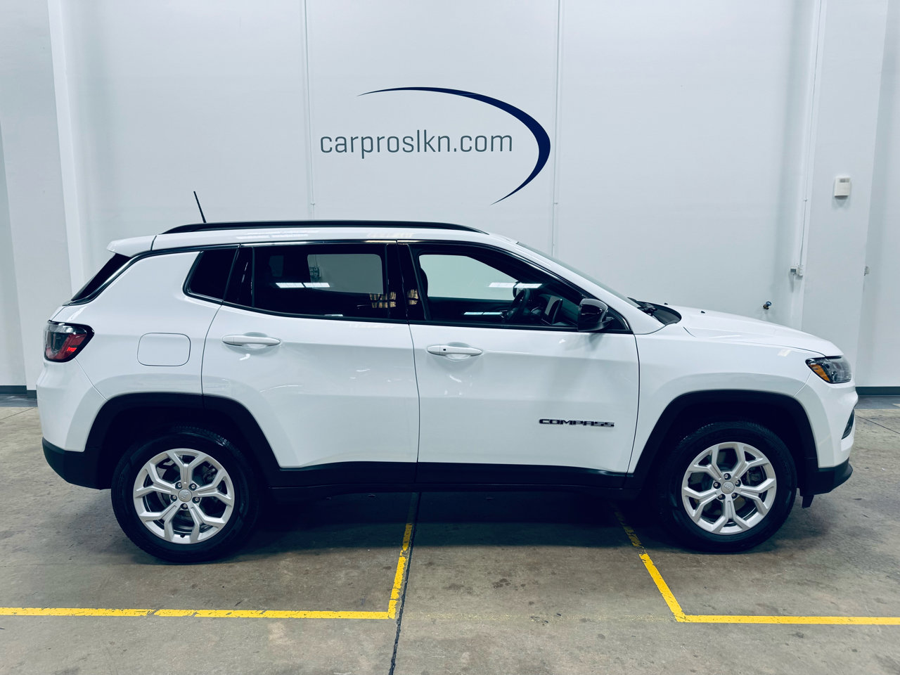Used 2024 Jeep Compass Latitude image 8