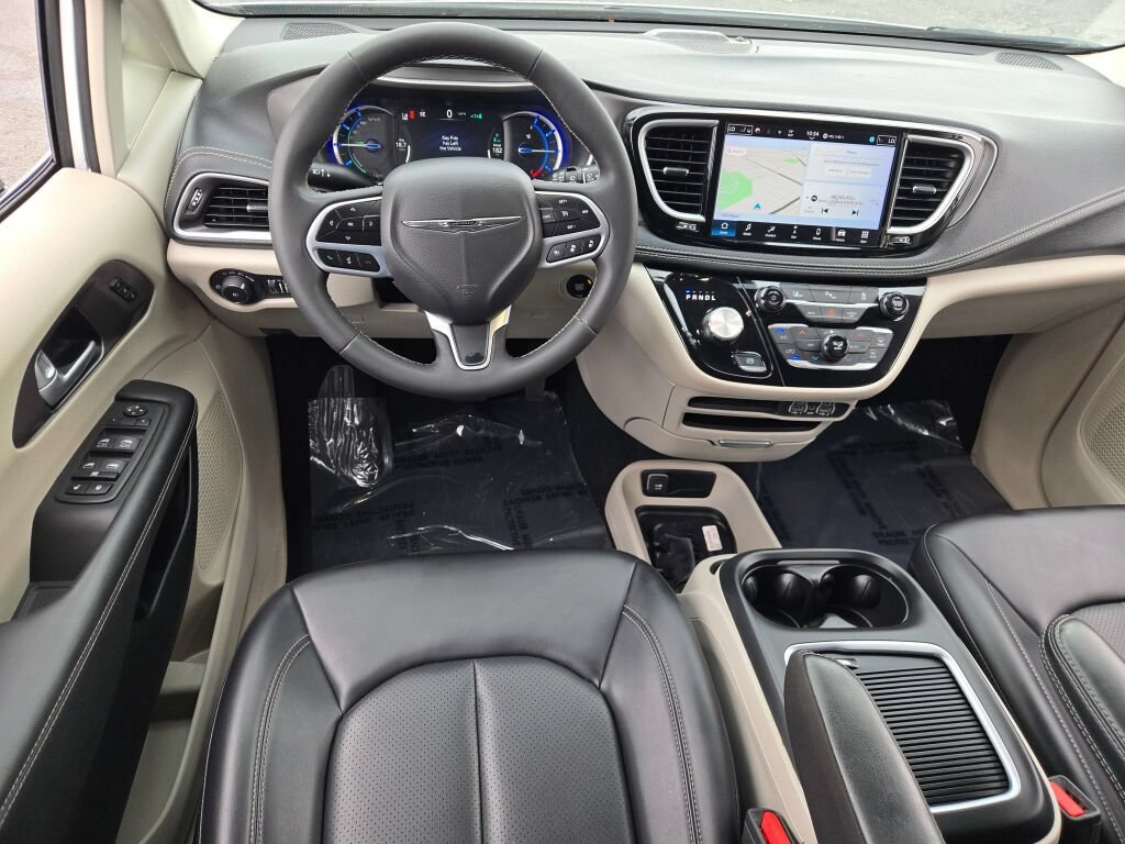 Certified 2024 Chrysler Pacifica Limited FWD image 4