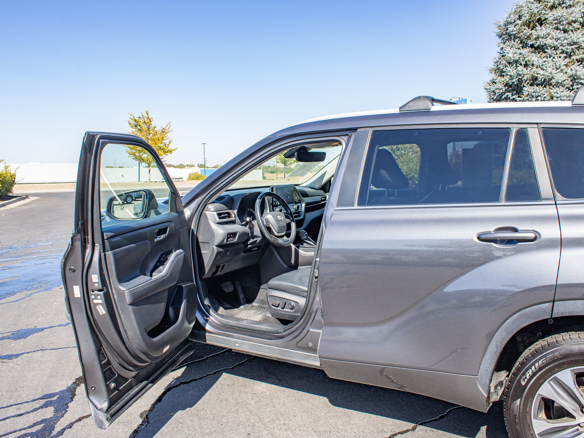 Used 2023 Toyota Highlander XLE AWD/4WD image 23
