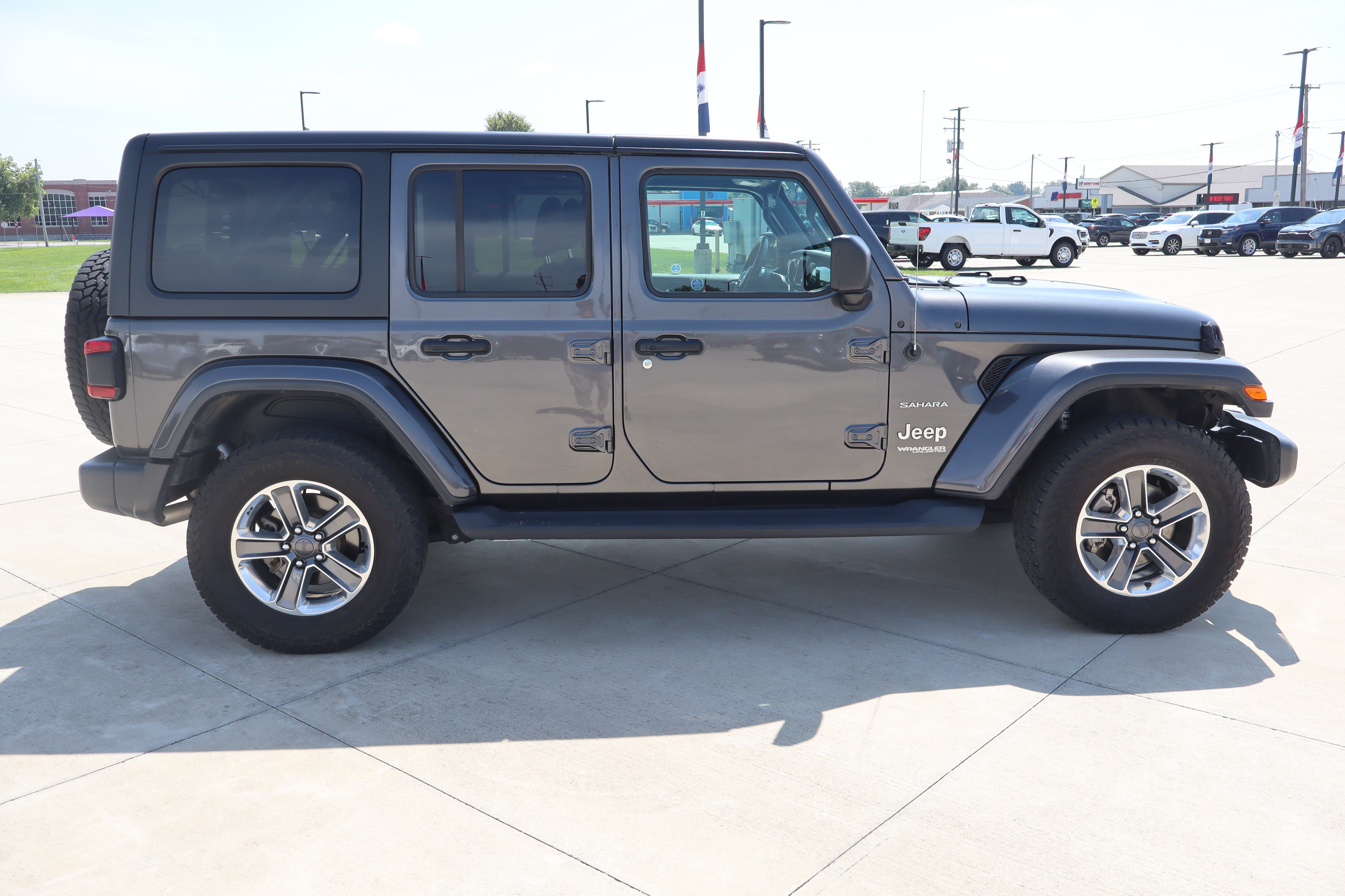 Used 2021 Jeep Wrangler Unlimited Sahara w/ LED Lighting Group AWD/4WD image 4