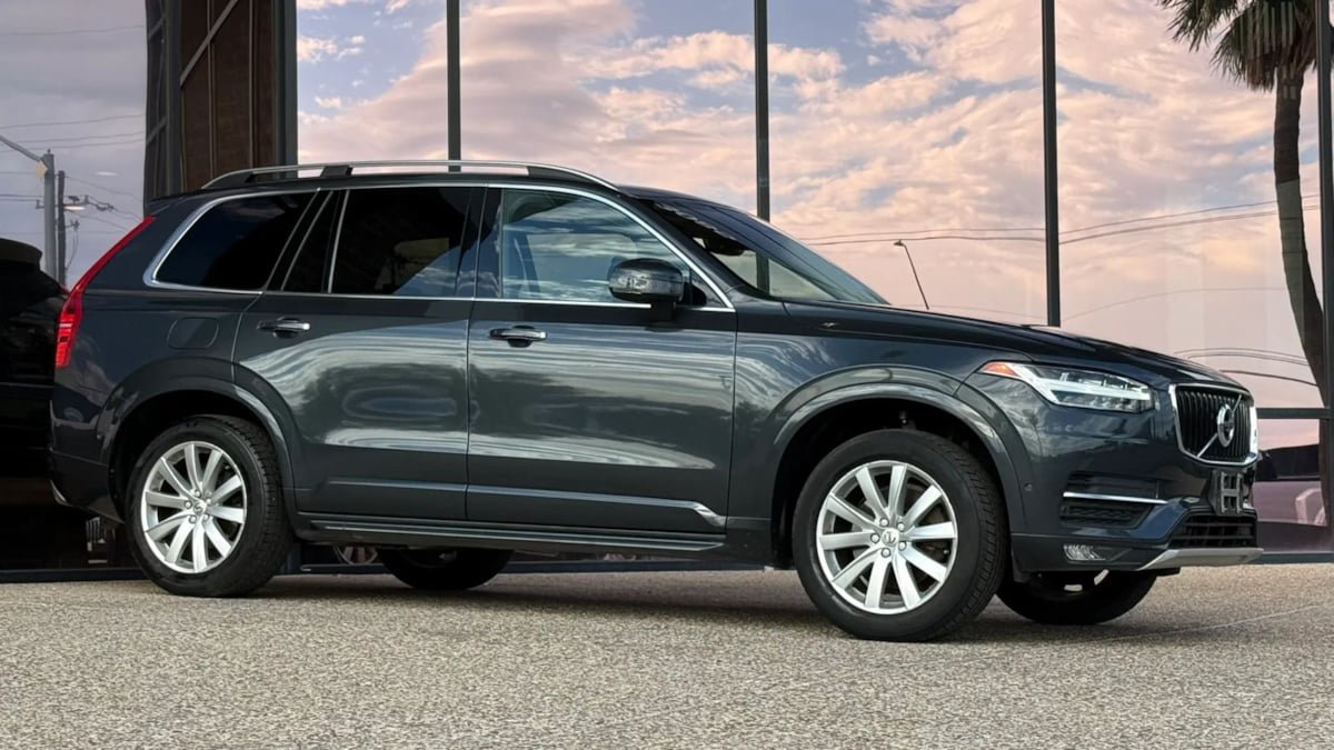 Used 2017 Volvo XC90 T6 Momentum w/ Vision Package AWD/4WD image 16