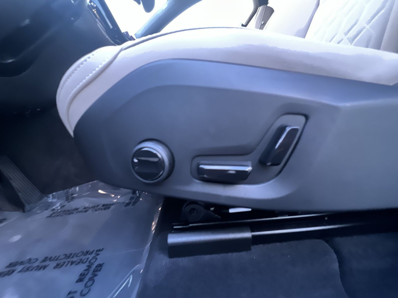 New 2026 Volvo XC60 B5 Plus w/ Protection Package Premier AWD/4WD image 22