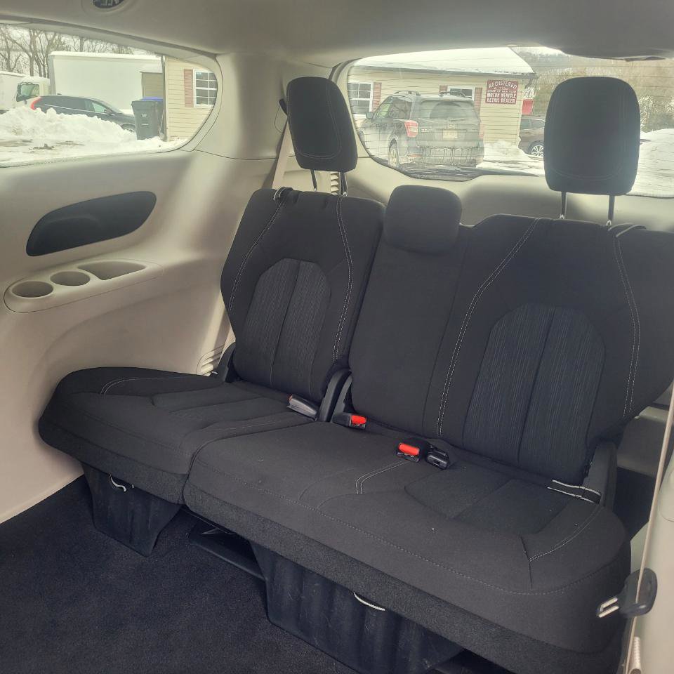 Used 2022 Chrysler Voyager LX image 31