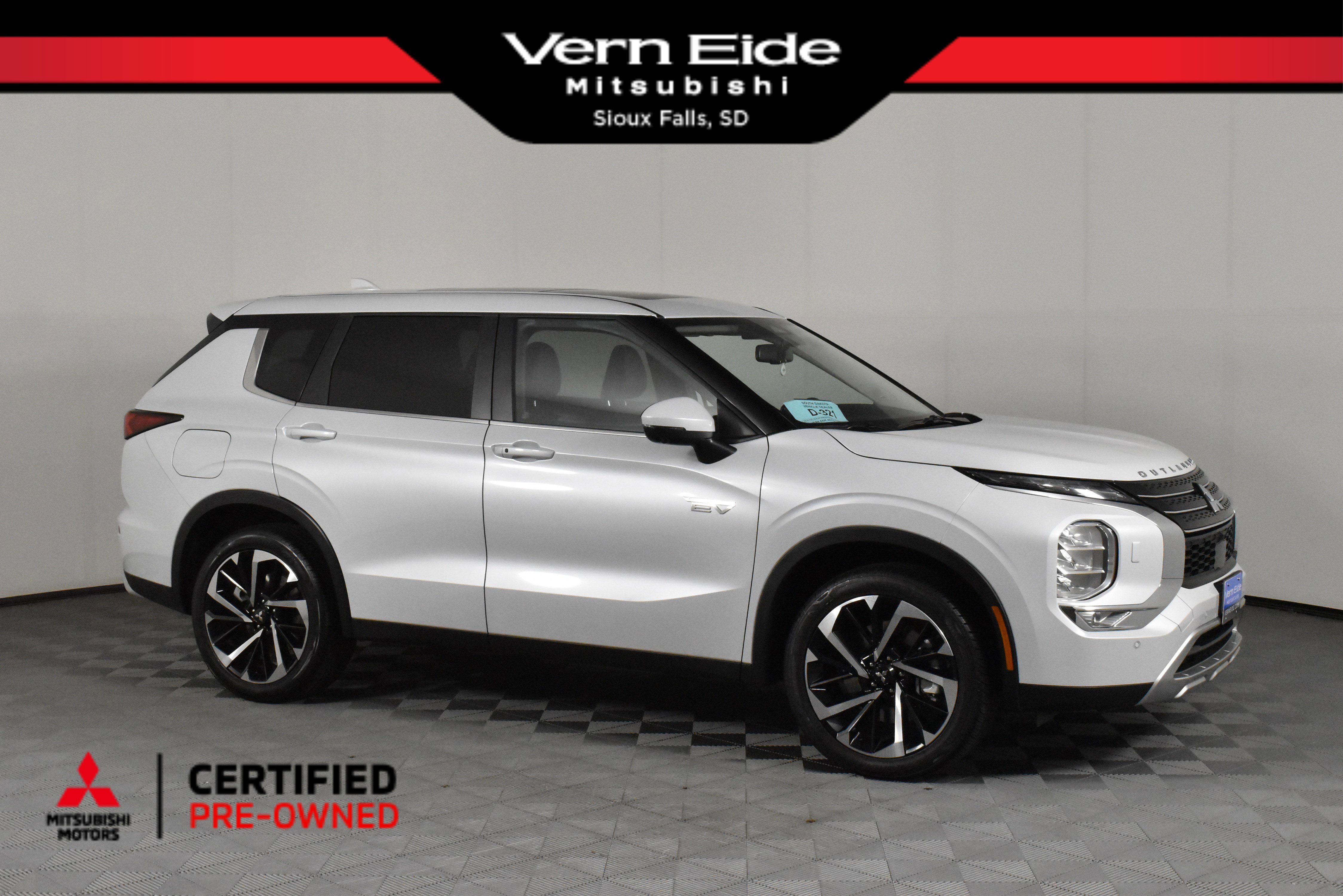 Used 2024 Mitsubishi Outlander SE image 1