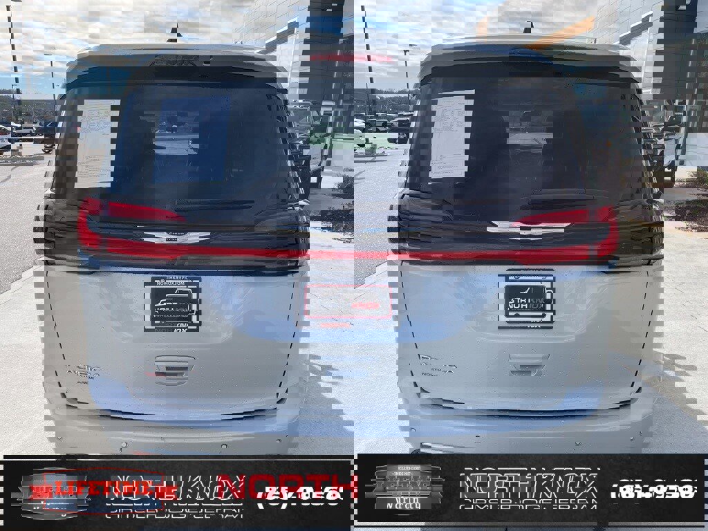 Used 2024 Chrysler Pacifica Touring-L image 18