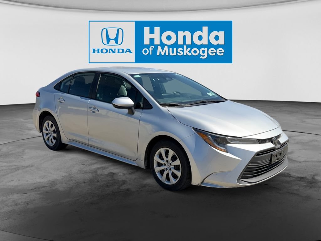 Used 2025 Toyota Corolla LE FWD image 3