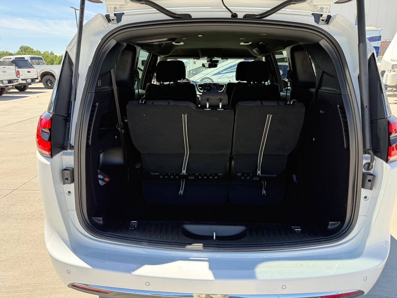 Used 2024 Chrysler Pacifica Touring FWD image 26