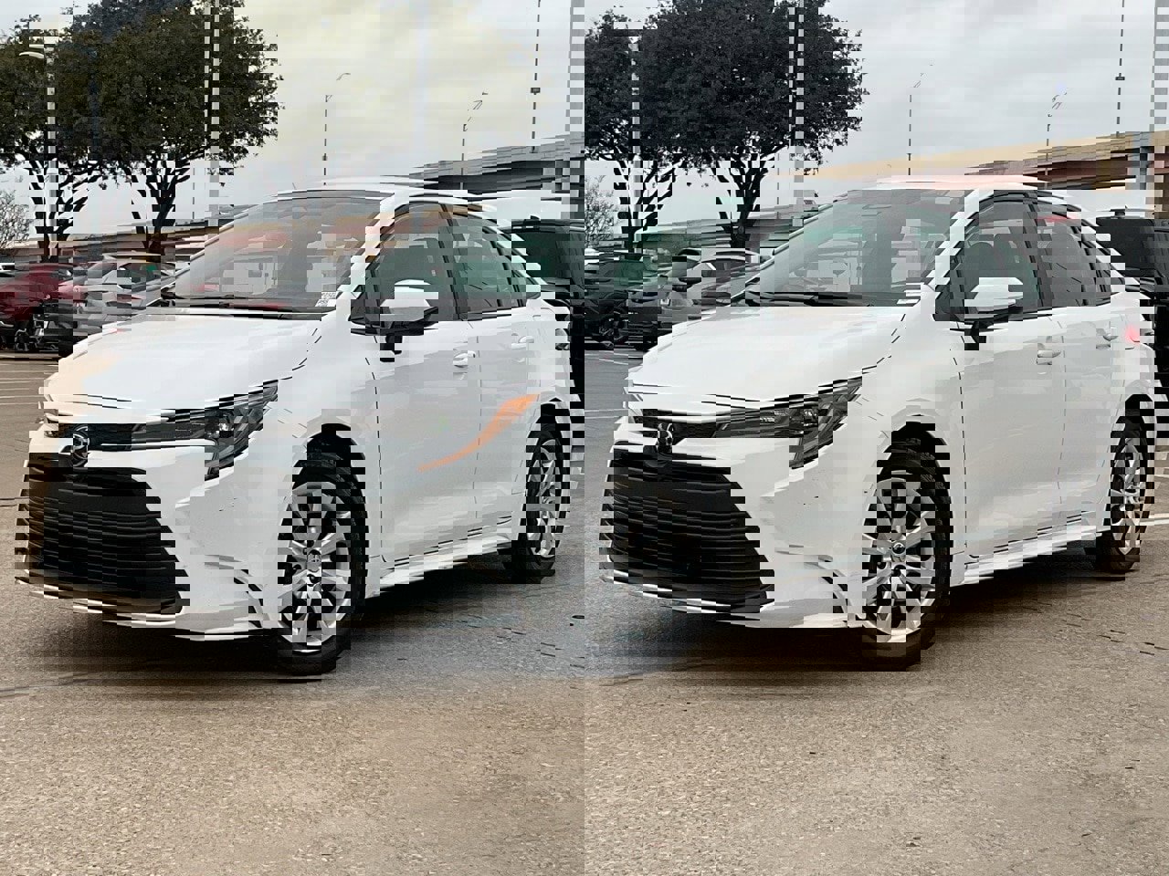 Used 2025 Toyota Corolla LE image 2