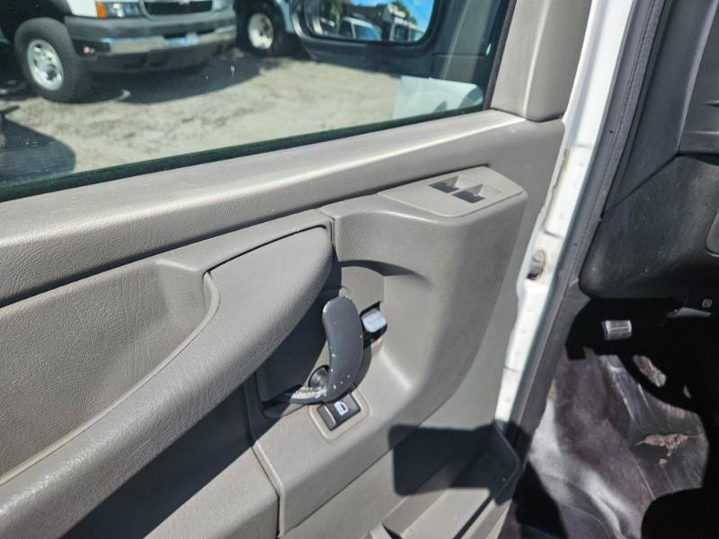 Used 2008 Chevrolet Express 1500 Passenger RWD image 20
