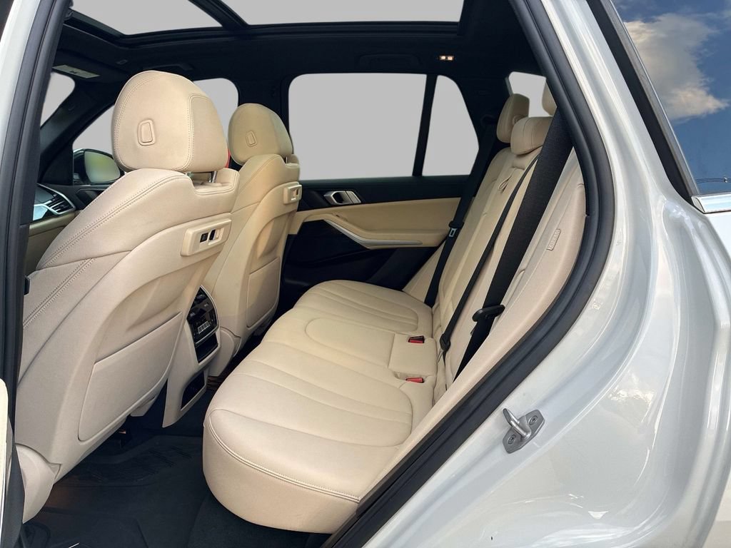 Used 2021 BMW X5 xDrive40i w/ Parking Assistance Package AWD/4WD image 16