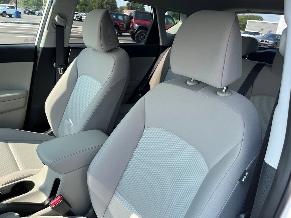 Used 2025 Kia Soul LX w/ LX Technology Package FWD image 14