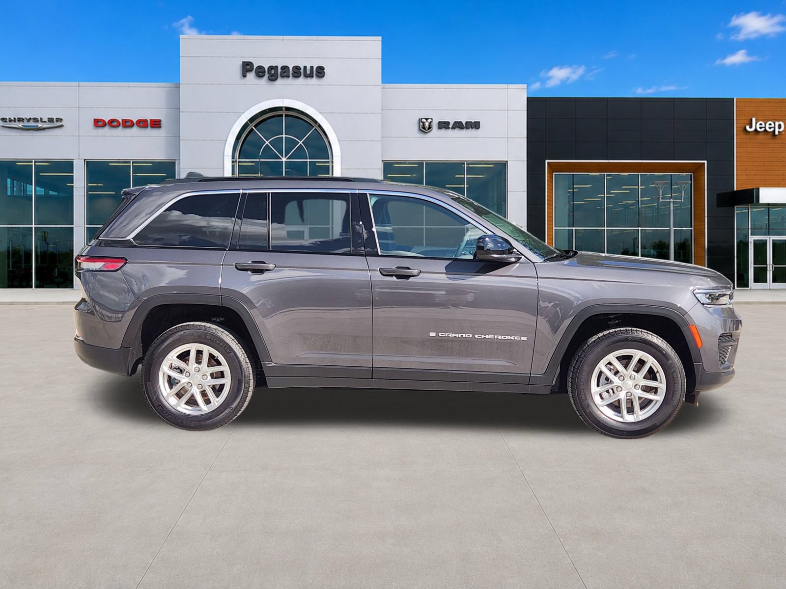 New 2026 Jeep Grand Cherokee Laredo RWD image 7