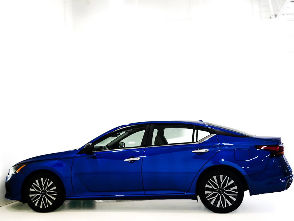 Used 2025 Nissan Altima 2.5 SV FWD image 8
