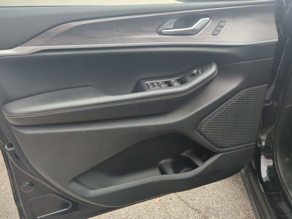 Used 2024 Jeep Grand Cherokee Limited image 28