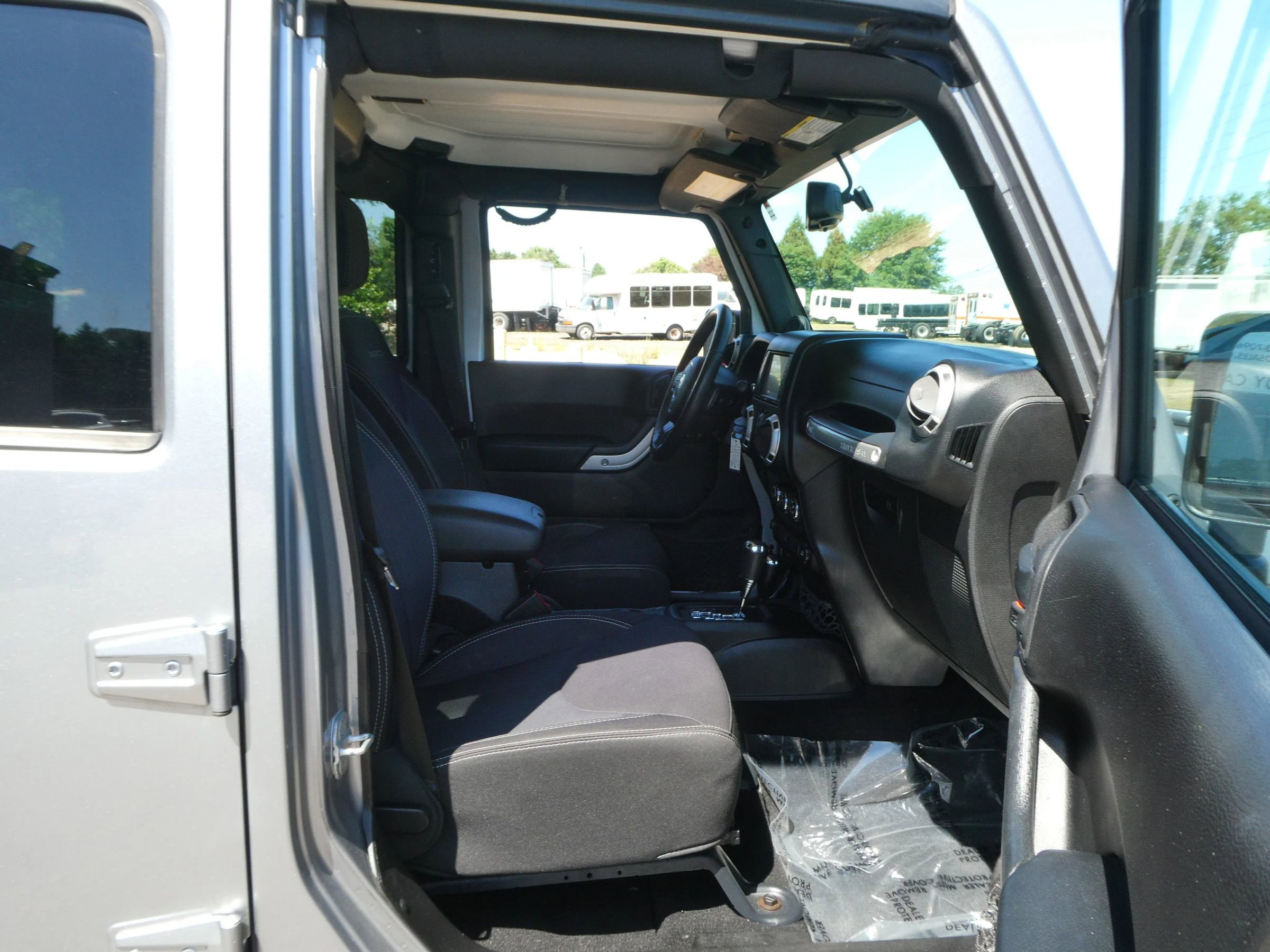 Used 2013 Jeep Wrangler Unlimited Rubicon w/ Connectivity Group AWD/4WD image 23