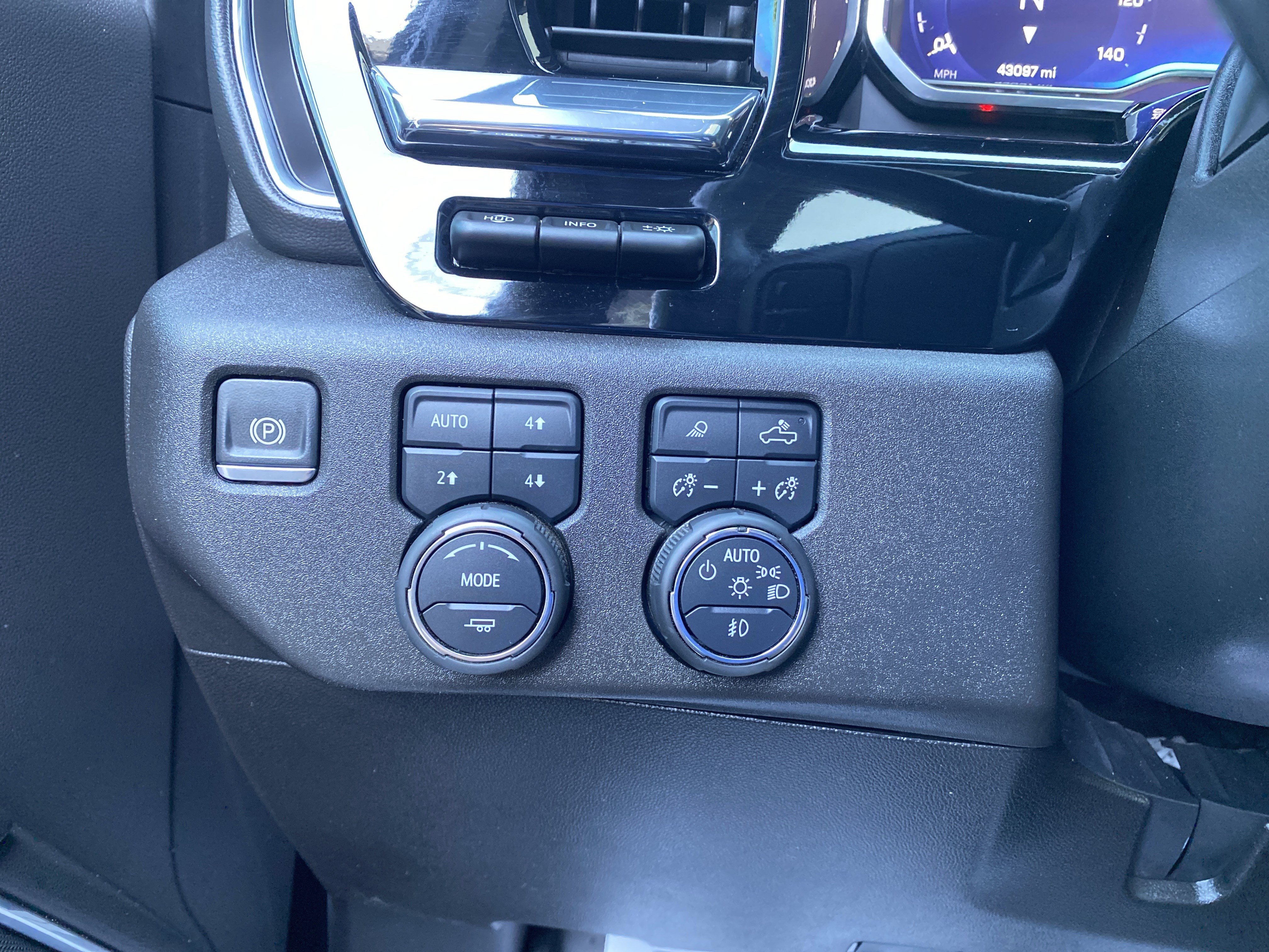 Used 2024 Chevrolet Silverado 2500 LTZ w/ LTZ Plus Package AWD/4WD image 18
