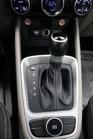 Used 2025 Hyundai Venue SEL FWD image 36
