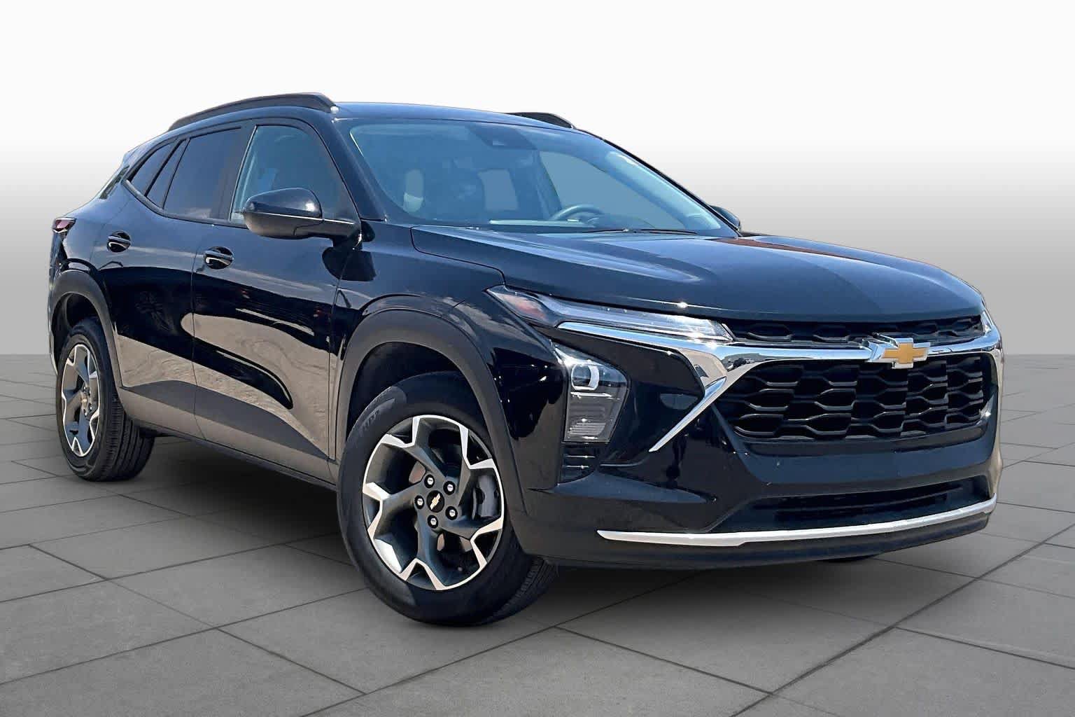Used 2025 Chevrolet Trax LT FWD image 3
