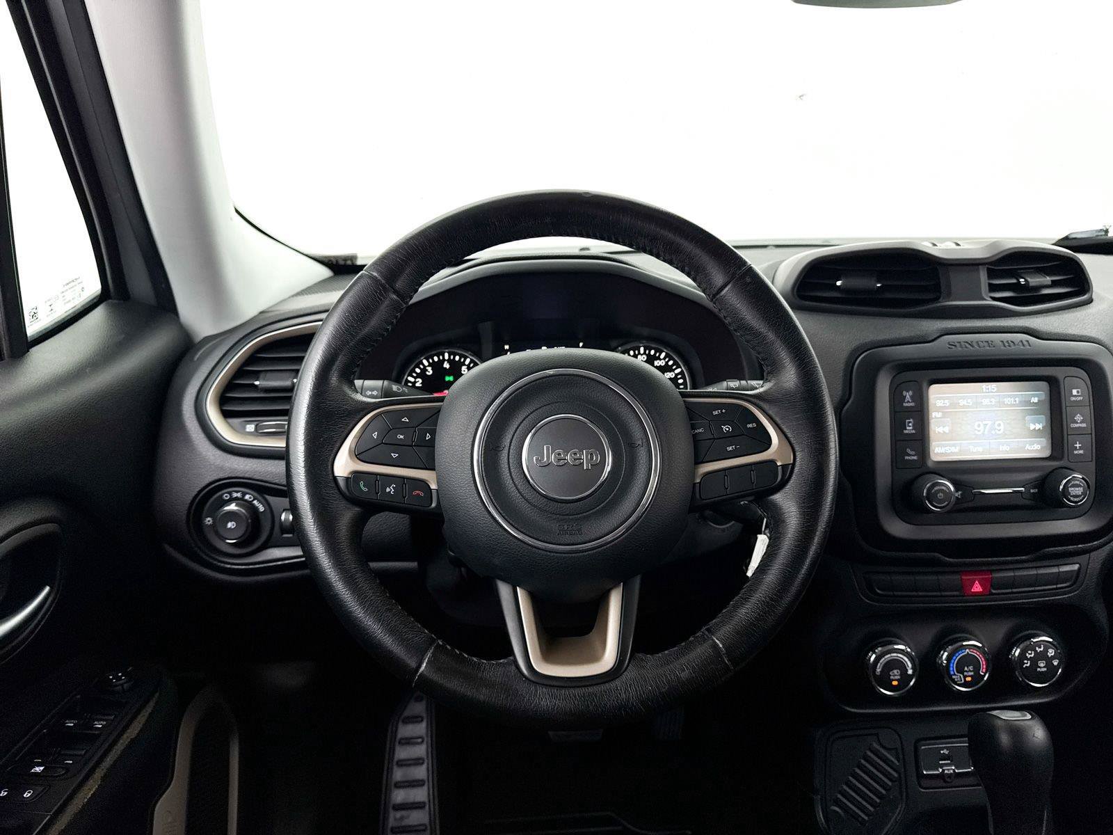 Used 2015 Jeep Renegade Latitude FWD image 28