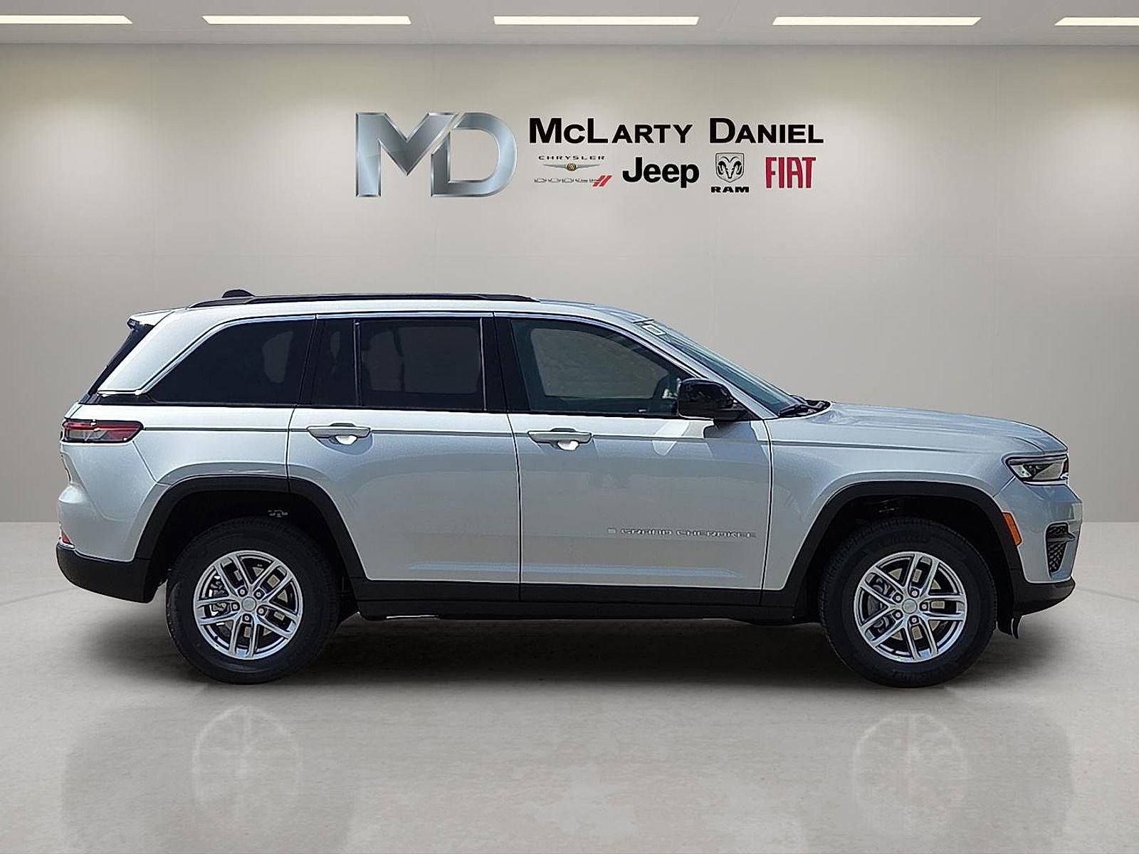 New 2025 Jeep Grand Cherokee Laredo image 6