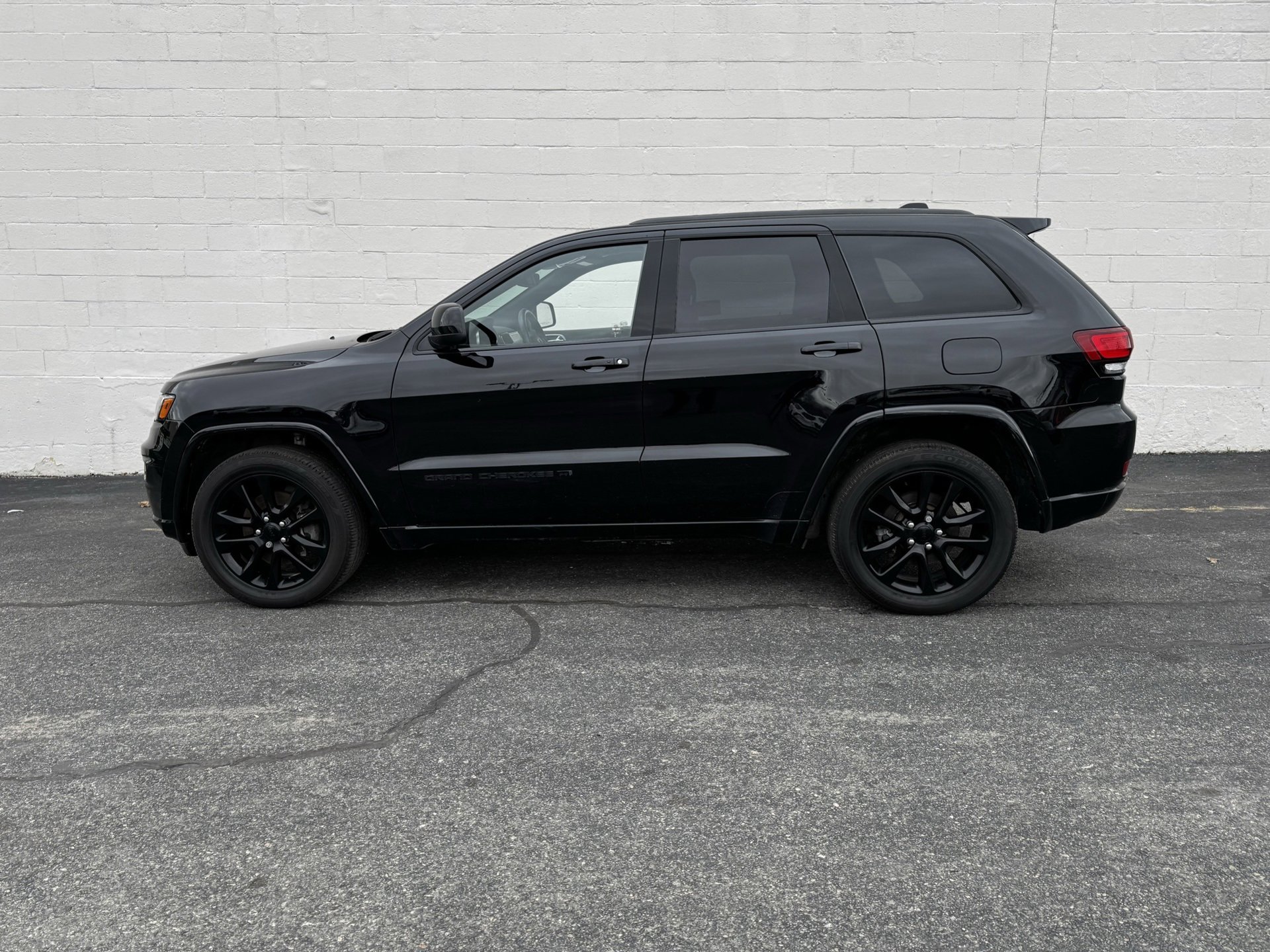 Used 2022 Jeep Grand Cherokee Altitude image 2