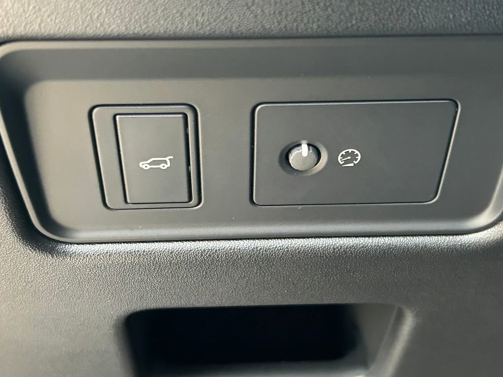 Used 2024 Land Rover Discovery S image 31
