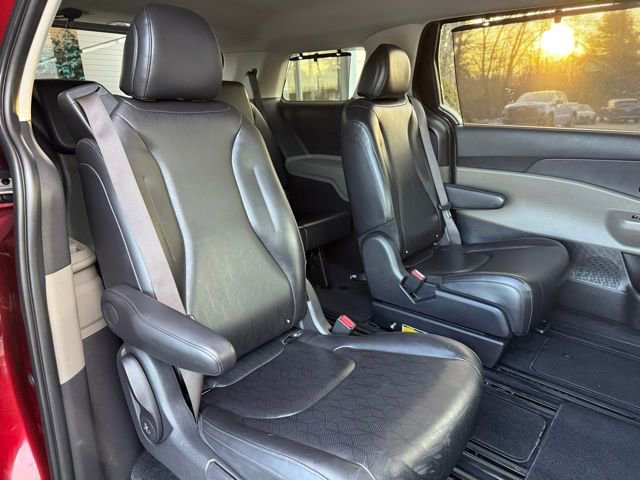 Used 2025 Kia Carnival EX image 23