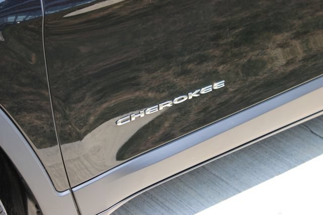 Used 2019 Jeep Cherokee Latitude Plus w/ Cold Weather Group AWD/4WD image 9