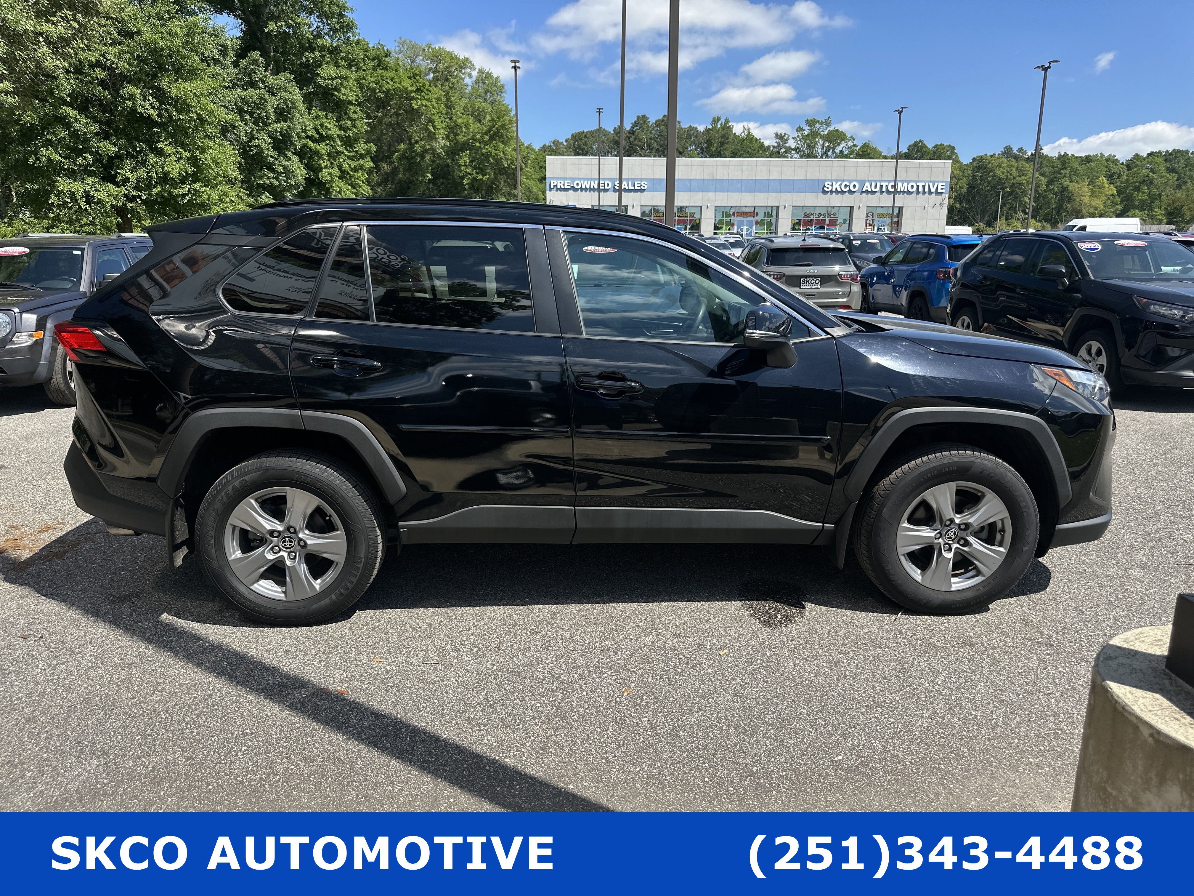 Used 2022 Toyota RAV4 XLE w/ Convenience Package FWD image 6